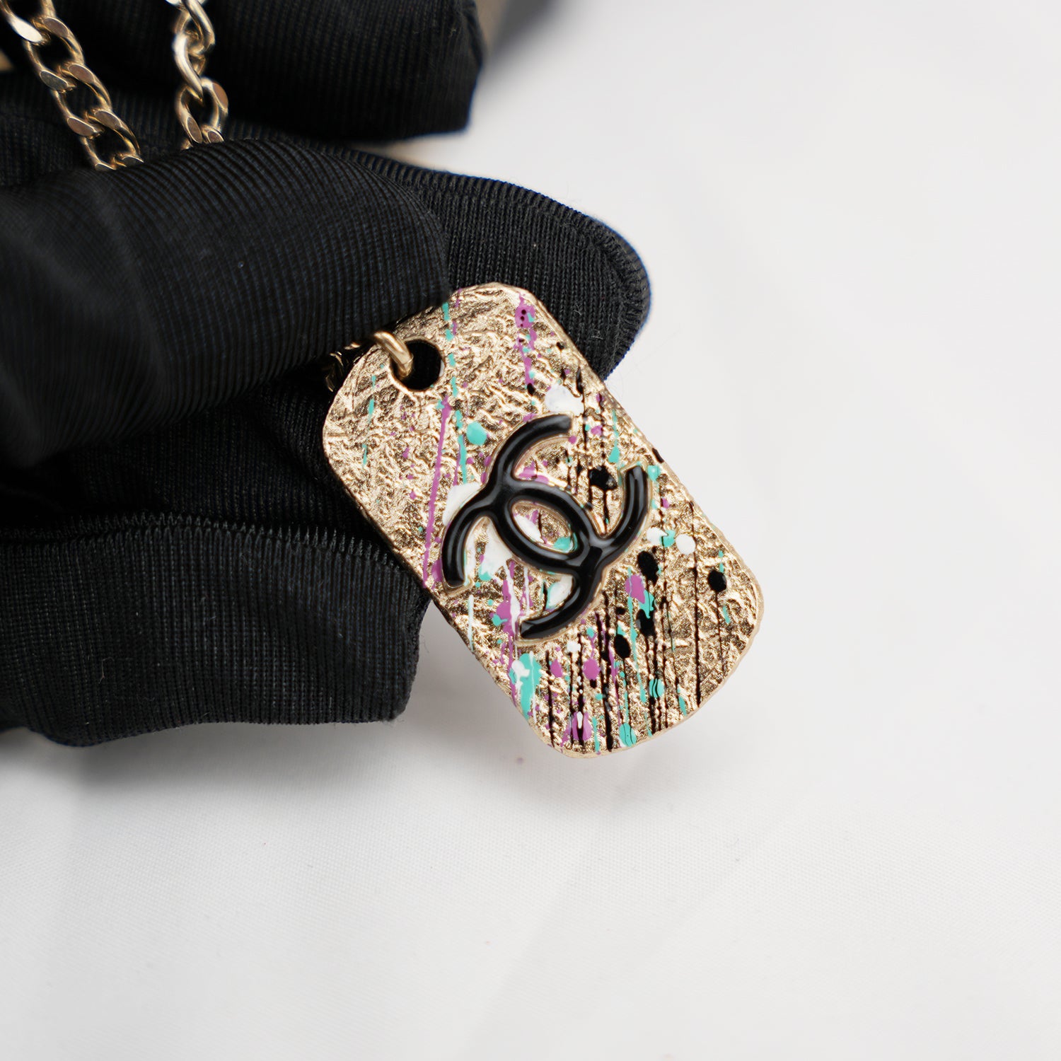 Chanel Collana Lunga con Pendente CC in Metallo