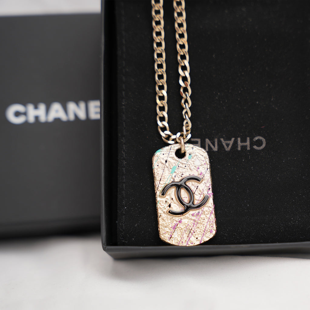 Chanel Collana Lunga con Pendente CC in Metallo
