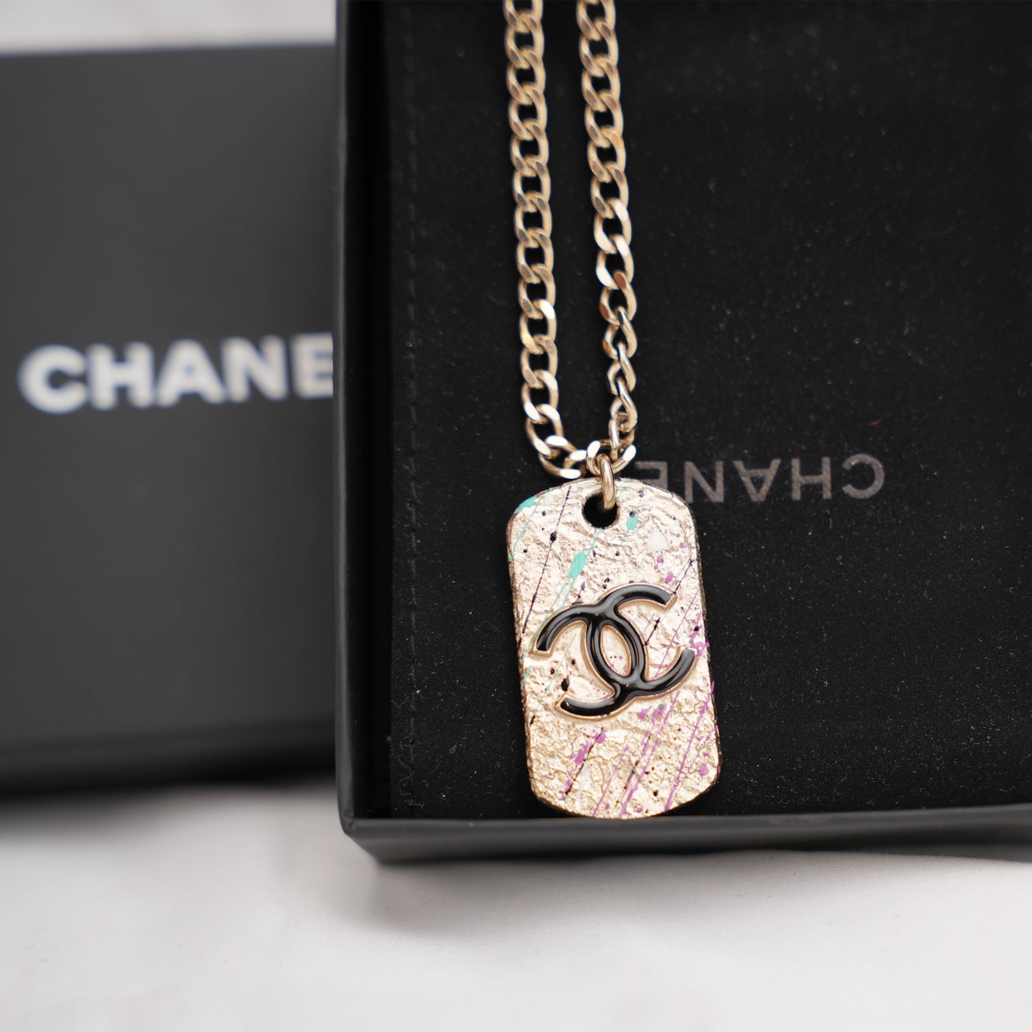 Chanel Collana Lunga con Pendente CC in Metallo
