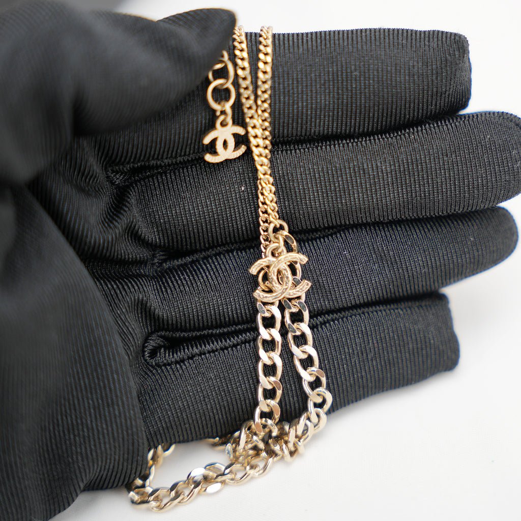 Chanel Collana Lunga con Pendente CC in Metallo