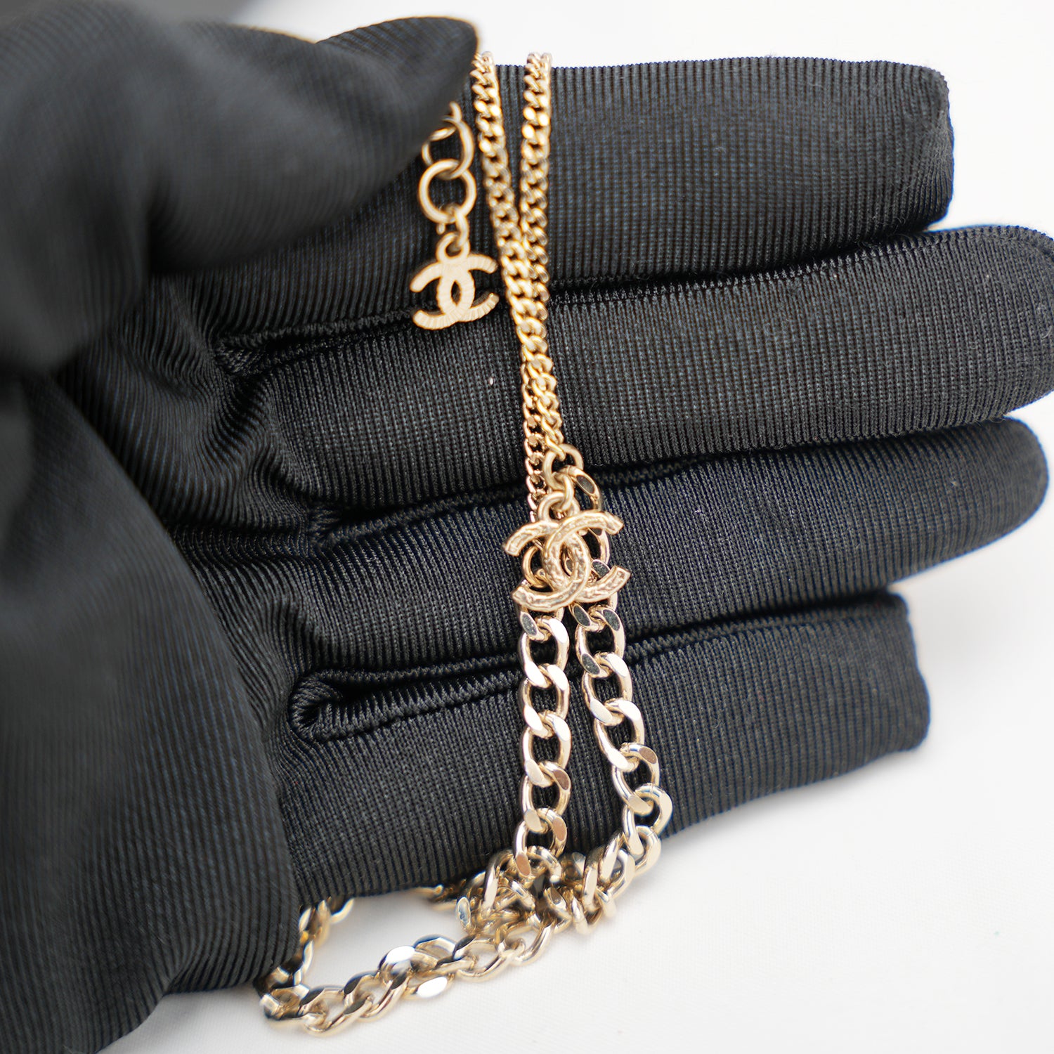 Chanel Collana Lunga con Pendente CC in Metallo