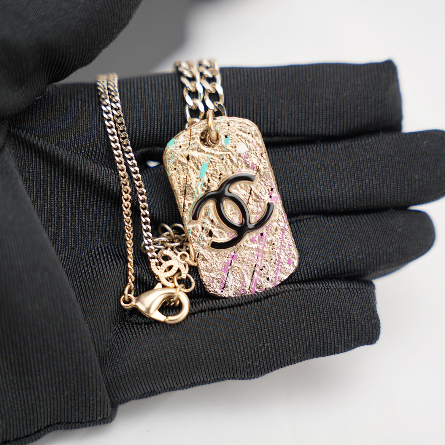 Chanel Collana Lunga con Pendente CC in Metallo