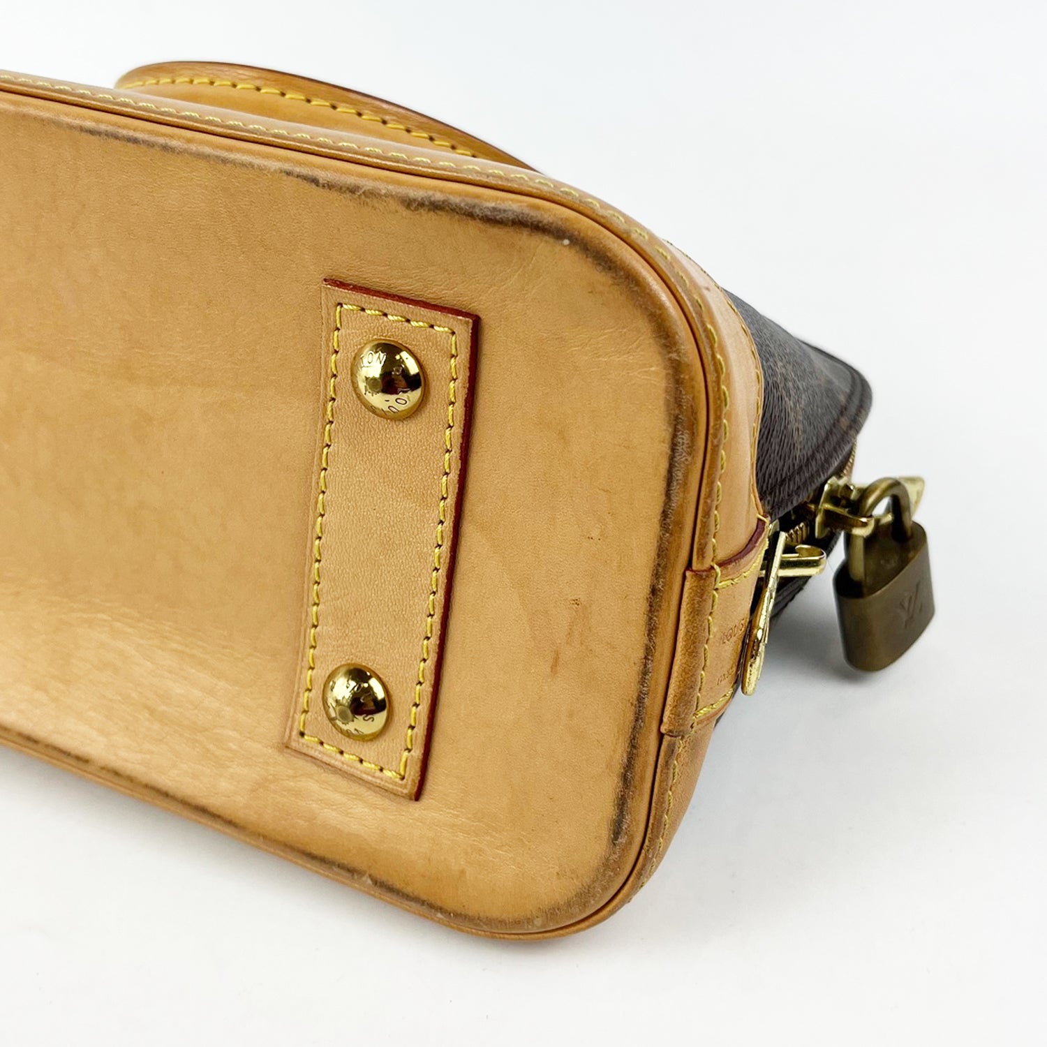 Louis Vuitton Alma BB Monogram Canvas con Finiture in Pelle Naturale