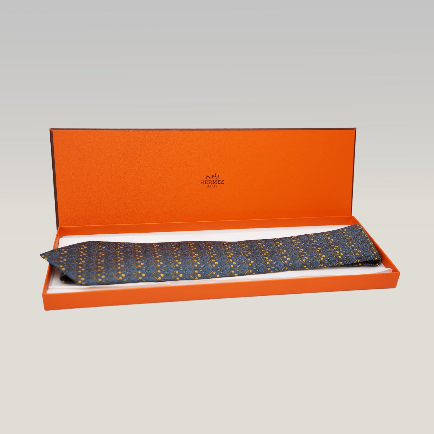 Hermès Cravatta in Seta Verde con Motivo Elegante Classico
