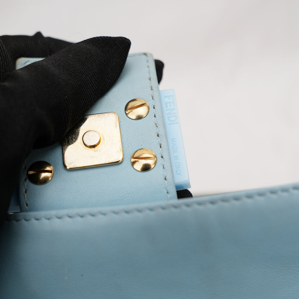 Fendi borsa a spalla in pelle azzurro cielo con logo FF in rilievo