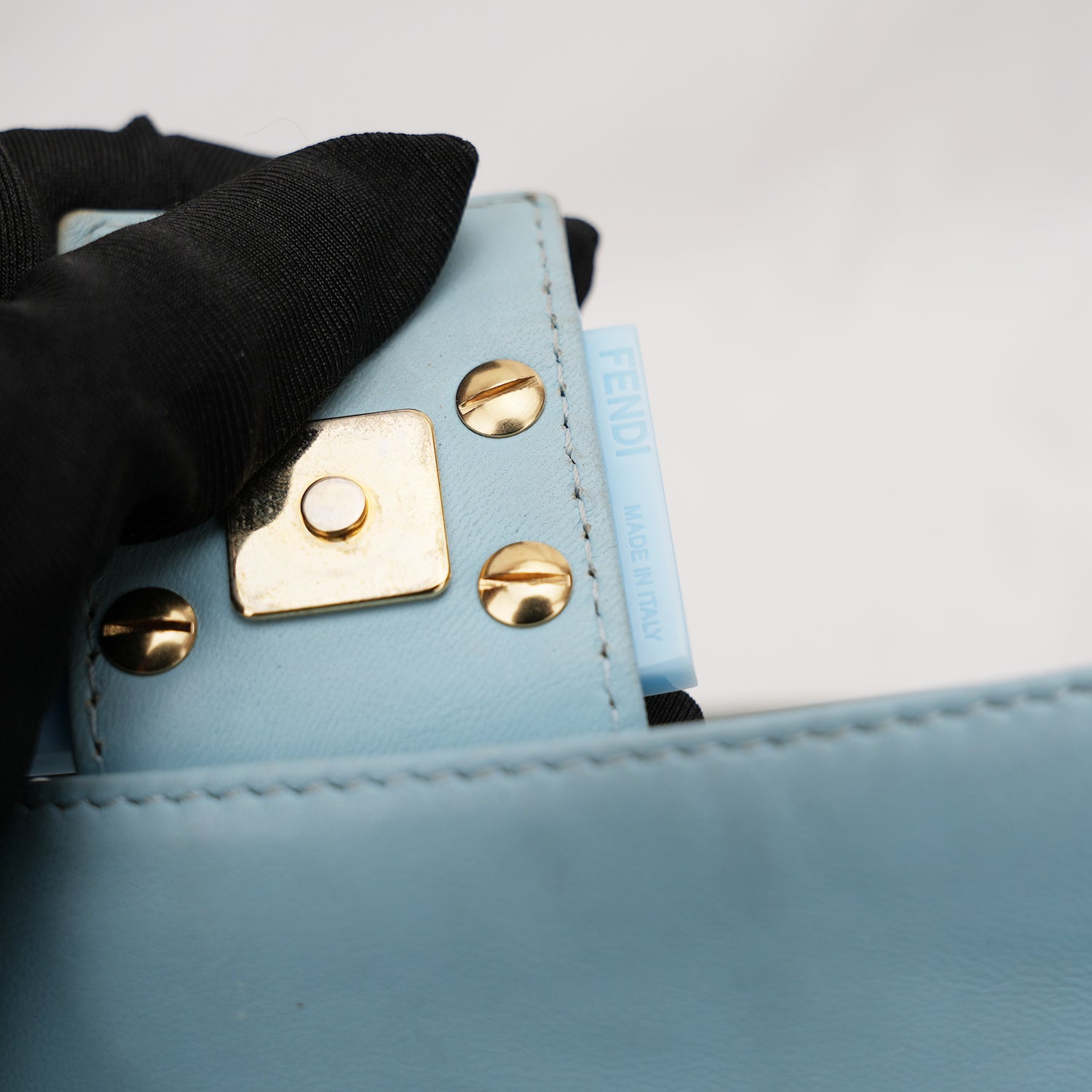 Fendi borsa a spalla in pelle azzurro cielo con logo FF in rilievo