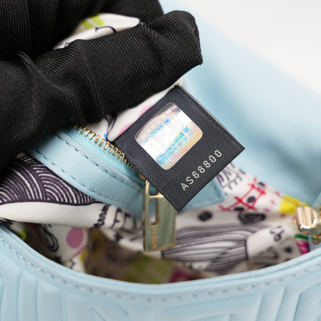 Fendi borsa a spalla in pelle azzurro cielo con logo FF in rilievo