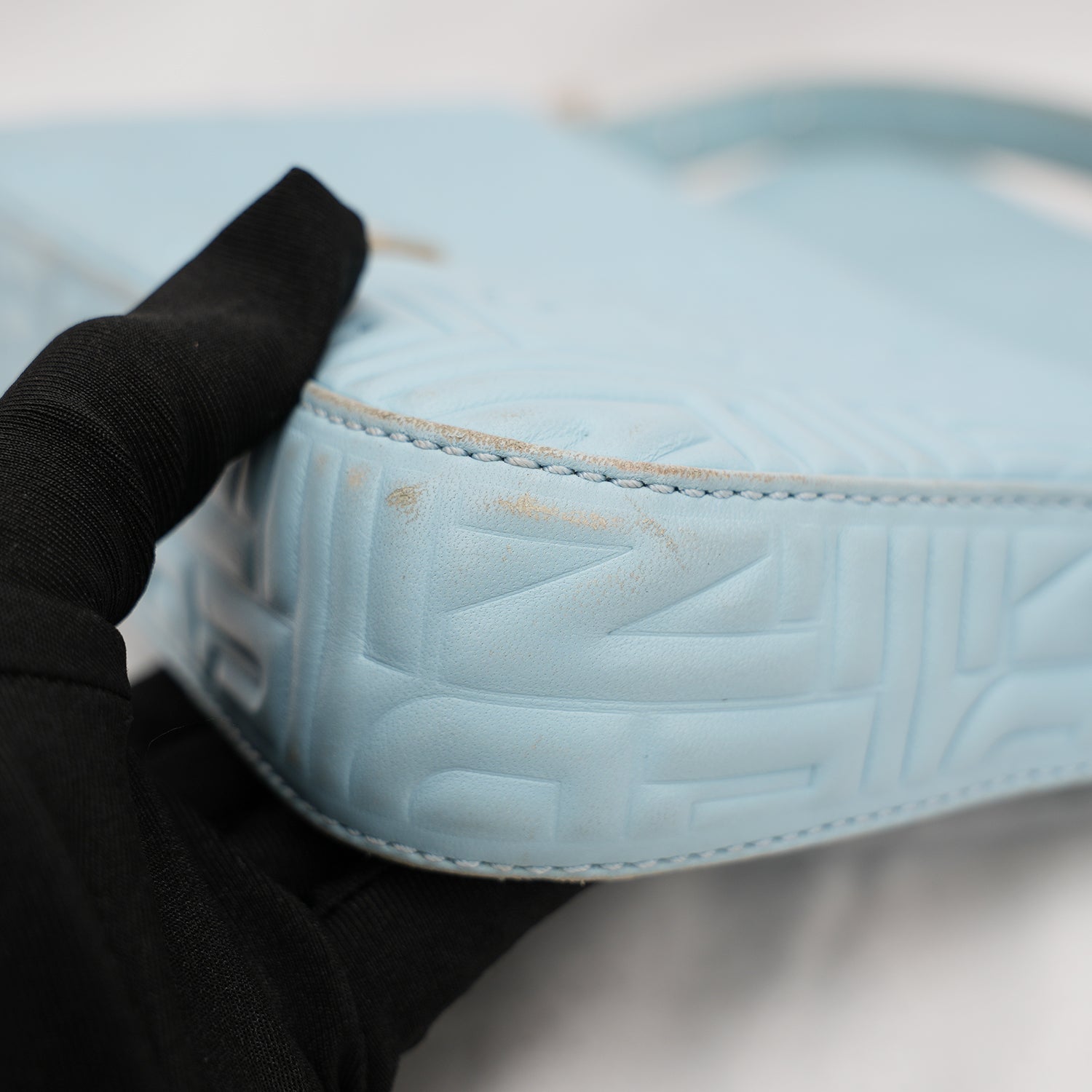 Fendi borsa a spalla in pelle azzurro cielo con logo FF in rilievo