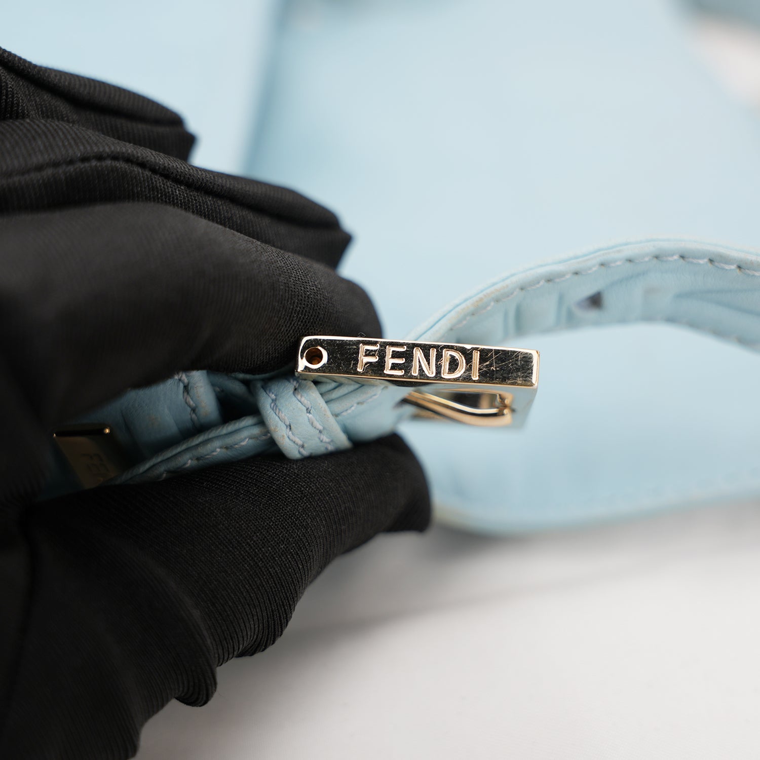 Fendi borsa a spalla in pelle azzurro cielo con logo FF in rilievo