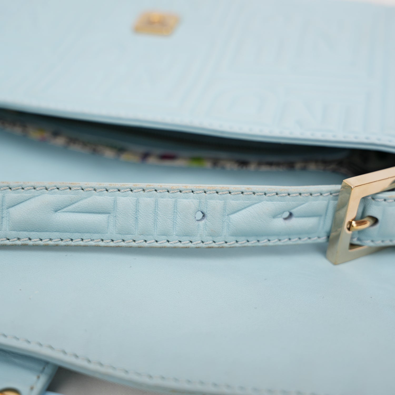 Fendi borsa a spalla in pelle azzurro cielo con logo FF in rilievo