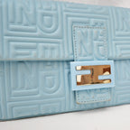 Fendi borsa a spalla in pelle azzurro cielo con logo FF in rilievo