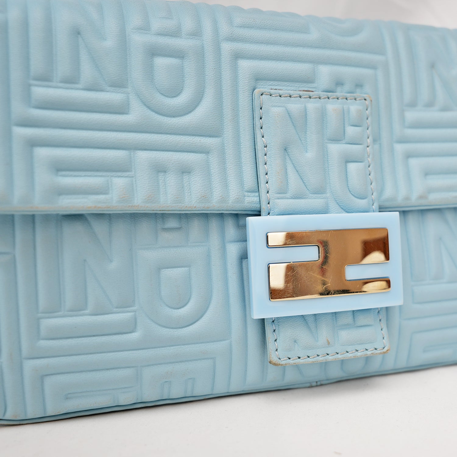 Fendi borsa a spalla in pelle azzurro cielo con logo FF in rilievo