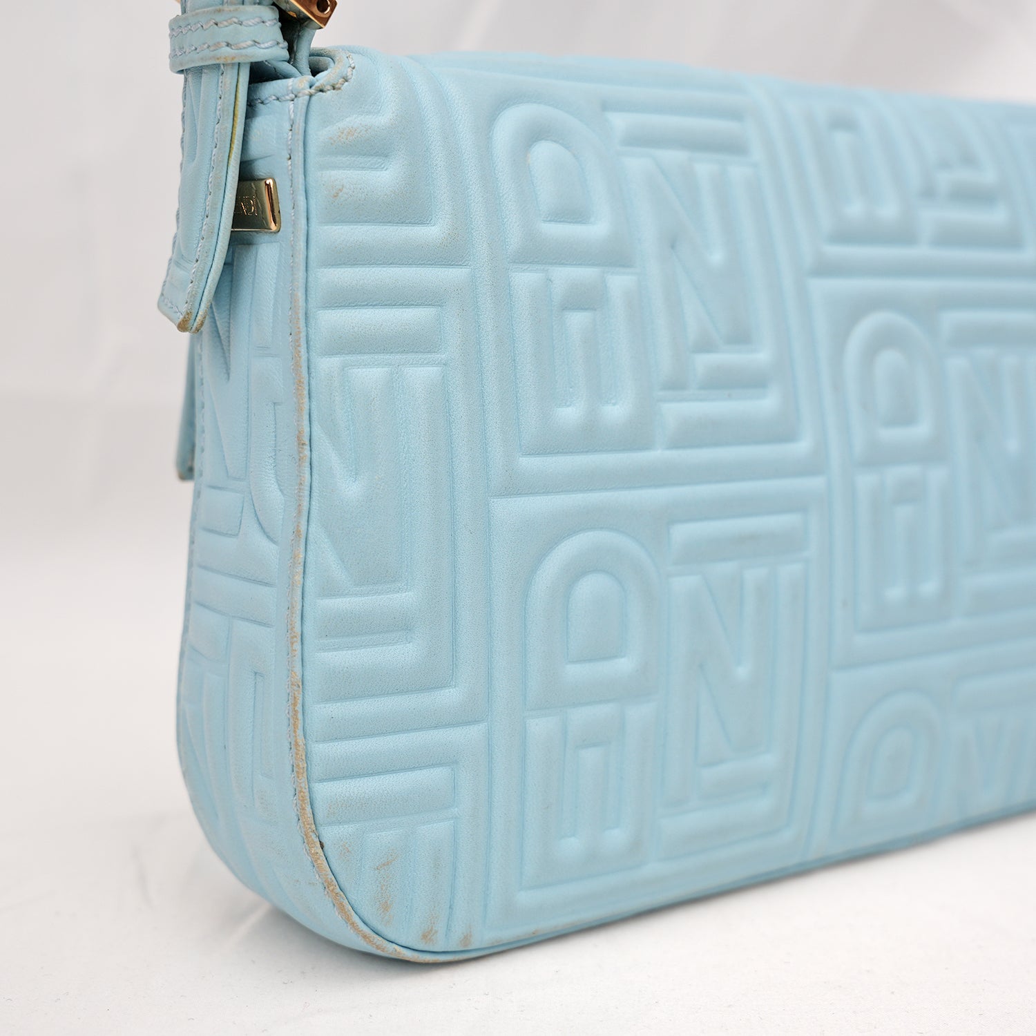 Fendi borsa a spalla in pelle azzurro cielo con logo FF in rilievo