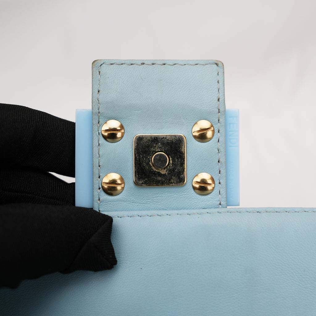 Fendi borsa a spalla in pelle azzurro cielo con logo FF in rilievo