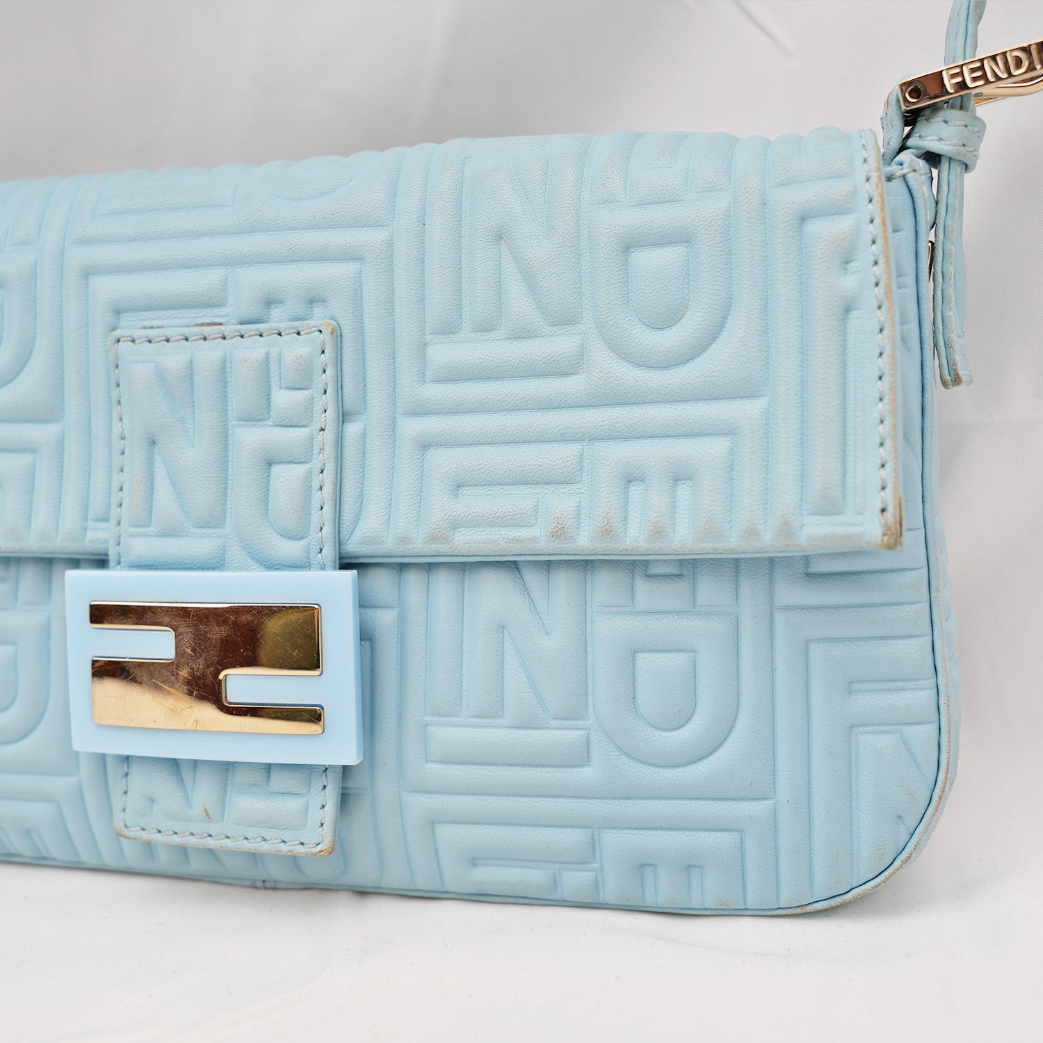 Fendi borsa a spalla in pelle azzurro cielo con logo FF in rilievo