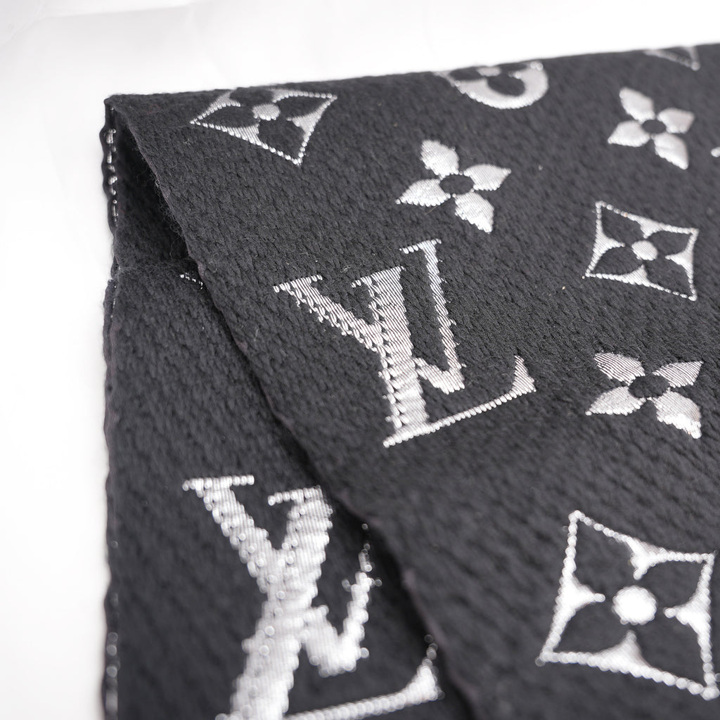 Louis Vuitton Sciarpa Mania Shine Nera e Argento in Lana e Seta con Motivo Monogram