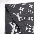 Louis Vuitton Sciarpa Mania Shine Nera e Argento in Lana e Seta con Motivo Monogram