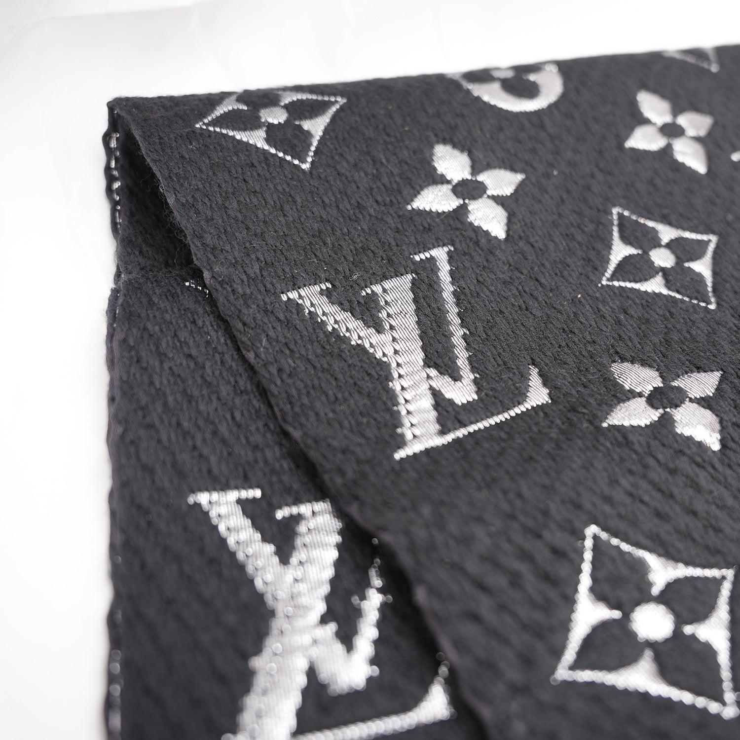 Louis Vuitton Sciarpa Mania Shine Nera e Argento in Lana e Seta con Motivo Monogram