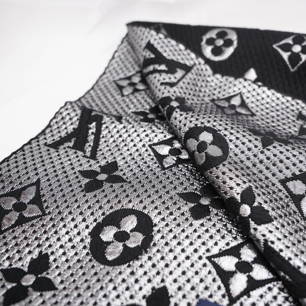Louis Vuitton Sciarpa Mania Shine Nera e Argento in Lana e Seta con Motivo Monogram