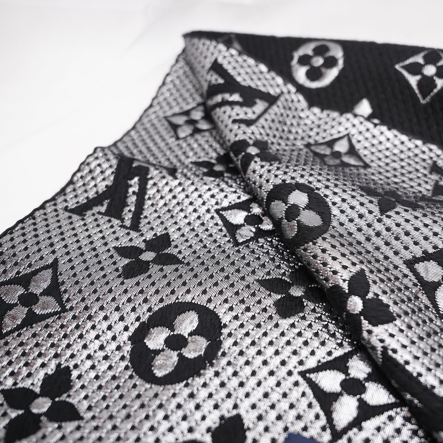 Louis Vuitton Sciarpa Mania Shine Nera e Argento in Lana e Seta con Motivo Monogram