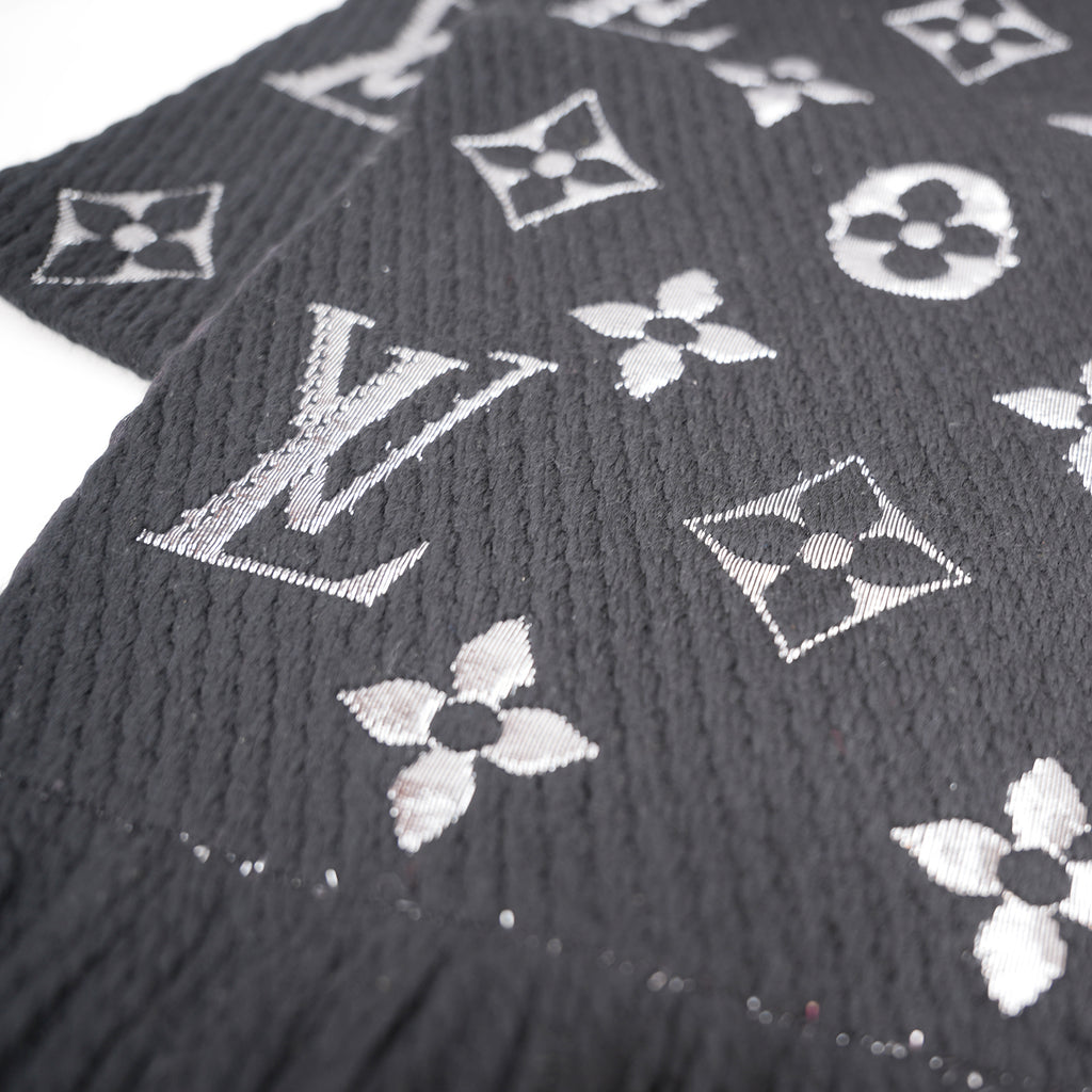 Louis Vuitton Sciarpa Mania Shine Nera e Argento in Lana e Seta con Motivo Monogram