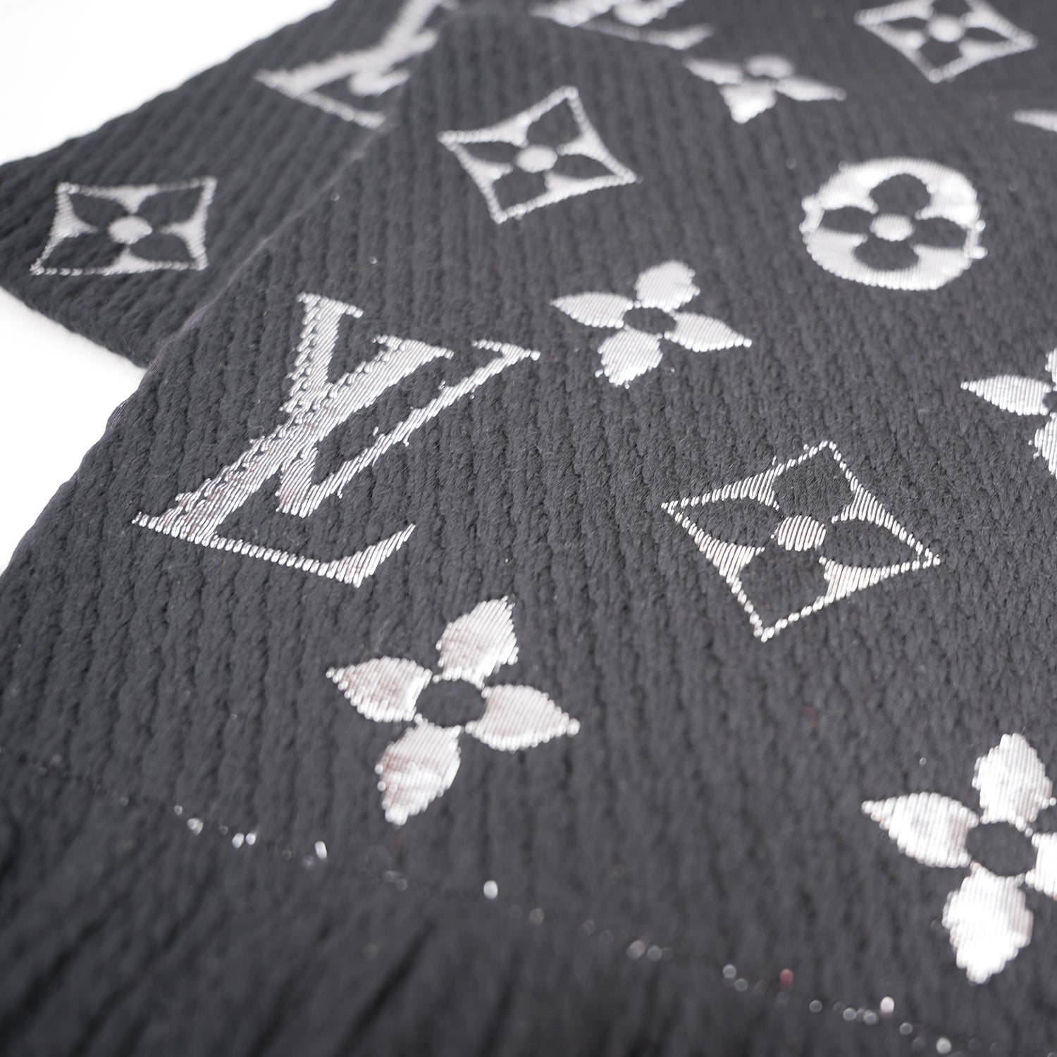 Louis Vuitton Sciarpa Mania Shine Nera e Argento in Lana e Seta con Motivo Monogram