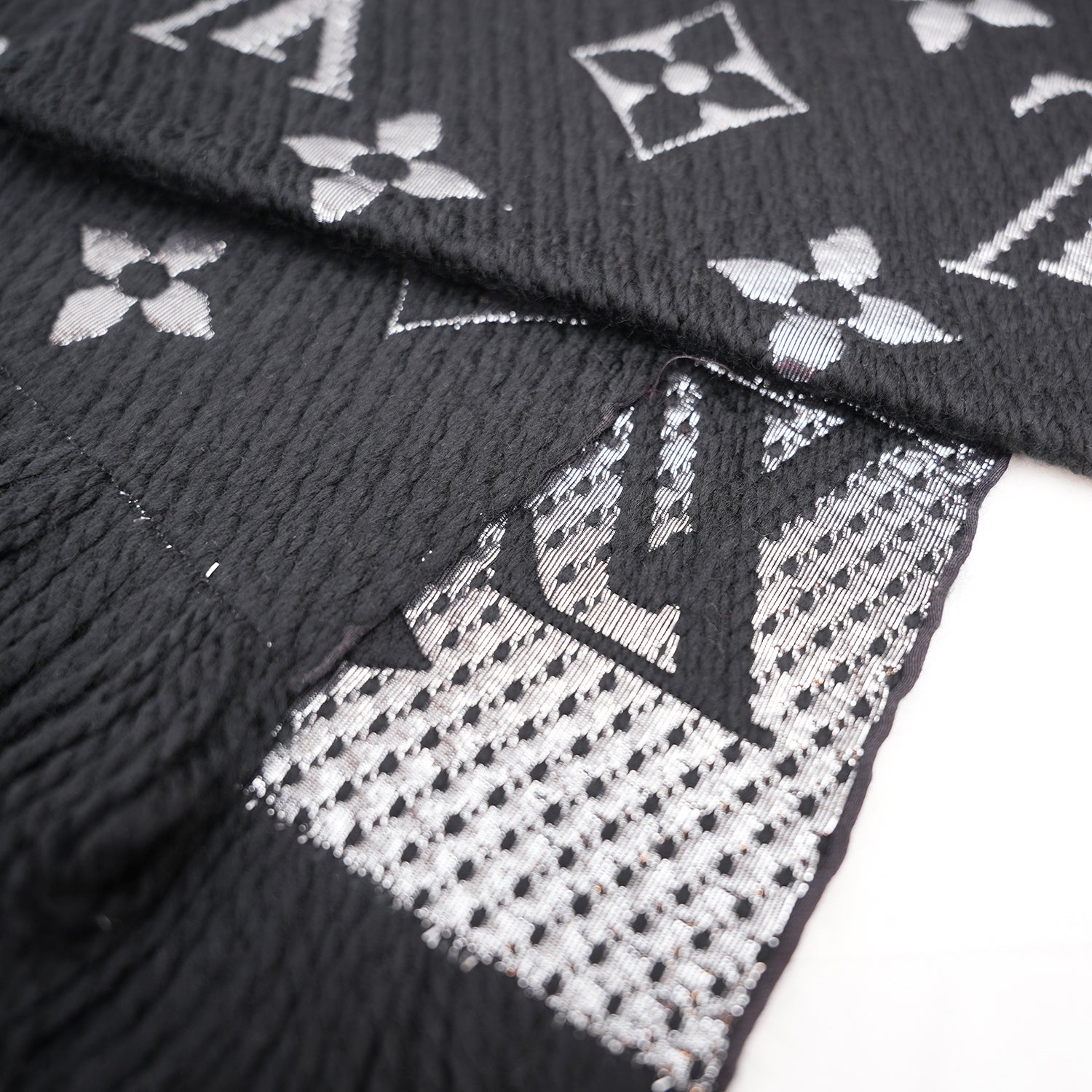 Louis Vuitton Sciarpa Mania Shine Nera e Argento in Lana e Seta con Motivo Monogram