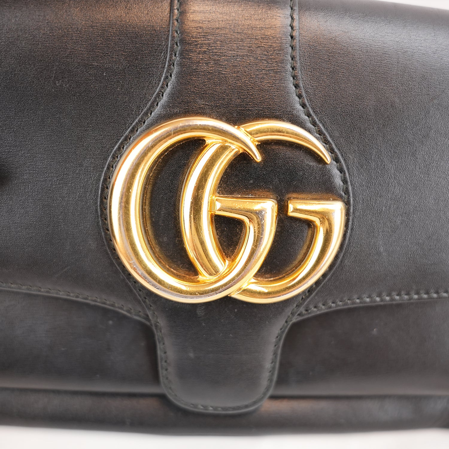 Gucci Arli Borsa a Tracolla in Pelle Nera con Logo Doppia G Dorato
