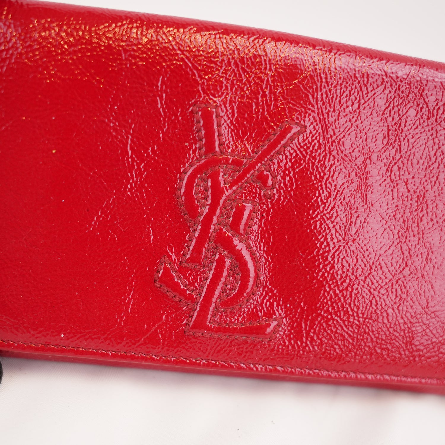 Saint Laurent Belle de Jour Pochette in Pelle Verniciata Rossa con Logo YSL Impresso