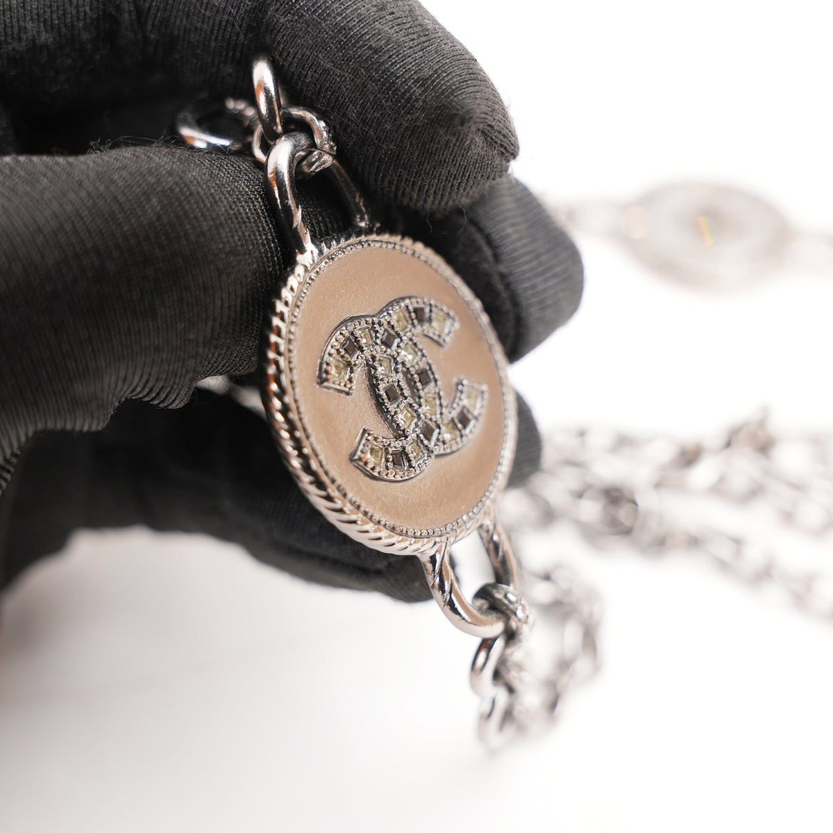 Chanel Collana Lunga Vintage del 2016 in Metallo Argentato con Medaglioni CC e Dettagli Decorativi