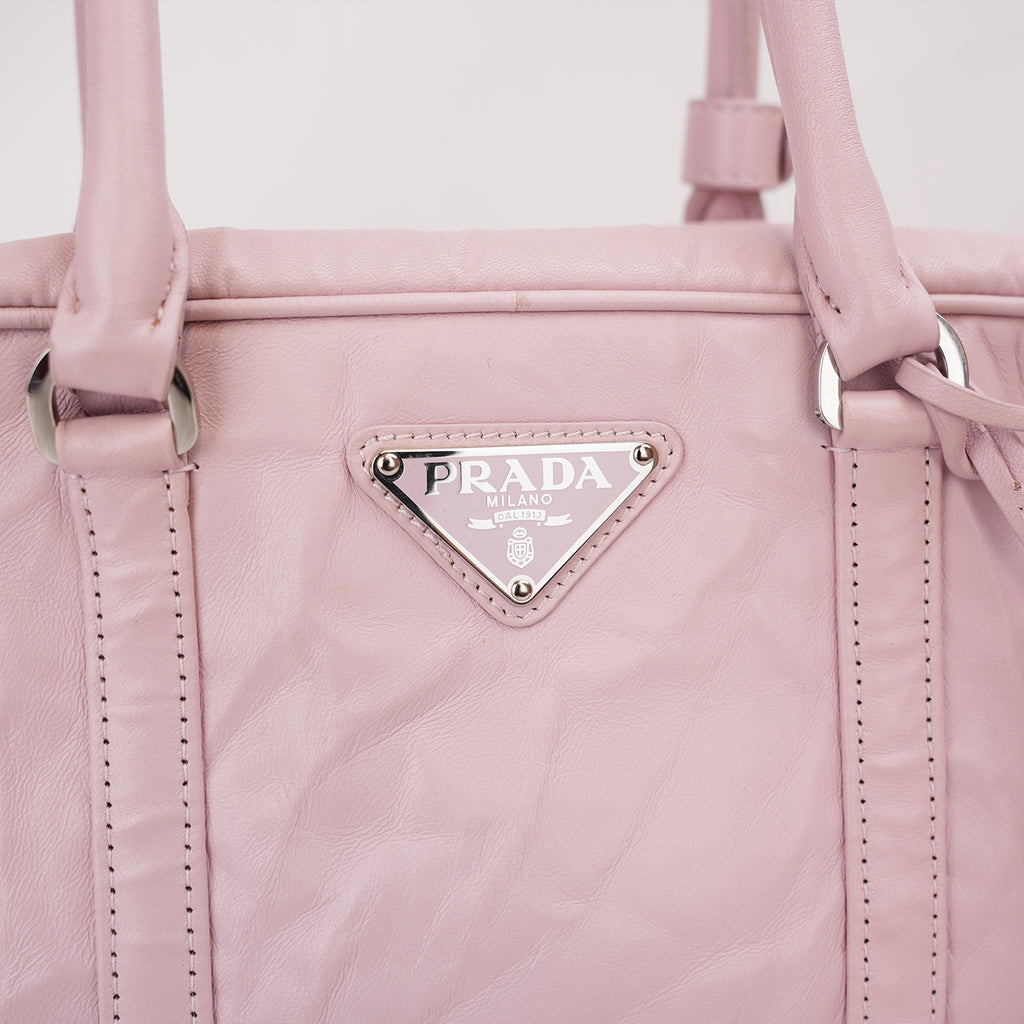 Prada Bauletto Piccolo in Pelle Rosa Cipria con Logo Triangolare e Dettagli Argentati – Dust Bag Inclusa
