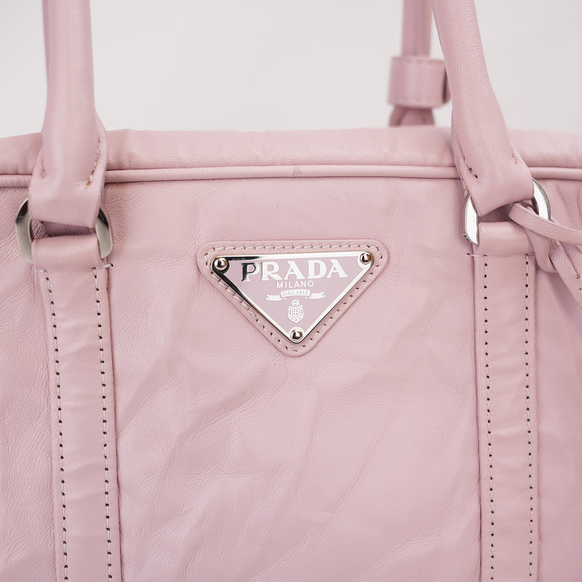 Prada Bauletto Piccolo in Pelle Rosa Cipria con Logo Triangolare e Dettagli Argentati – Dust Bag Inclusa