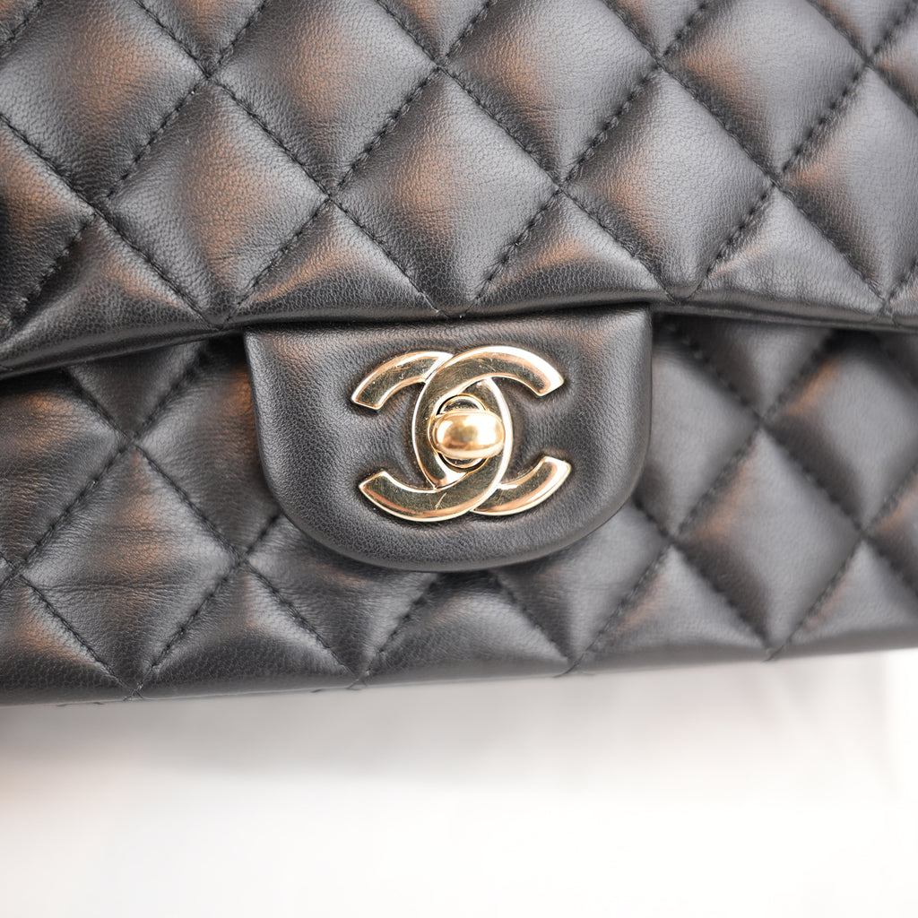 Chanel Mini Classic Flap con Manico in Pelle di Agnello Nera Matelassé e Metallo Dorato