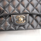 Chanel Mini Classic Flap con Manico in Pelle di Agnello Nera Matelassé e Metallo Dorato