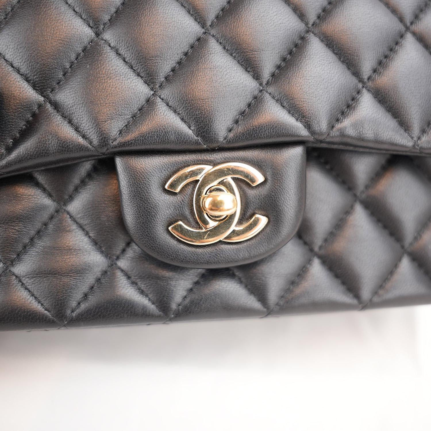 Chanel Mini Classic Flap con Manico in Pelle di Agnello Nera Matelassé e Metallo Dorato