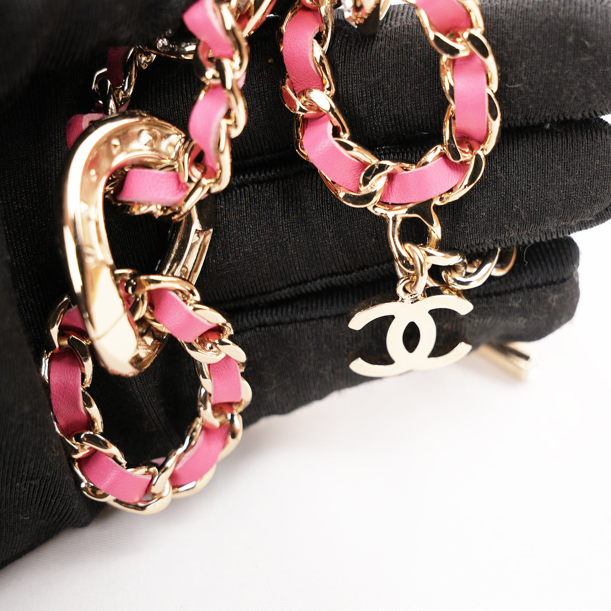 Chanel Bracciale Vintage del 2018 in Metallo con Catena Intrecciata in Pelle Rosa e Logo CC