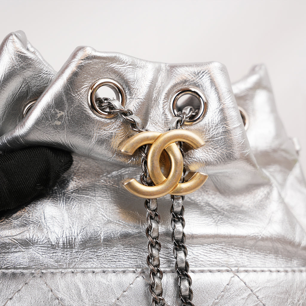 Chanel Borsa Secchiello Vintage in Pelle di Vitello Argentata Matelassé con Logo CC Dorato – Serie 24
