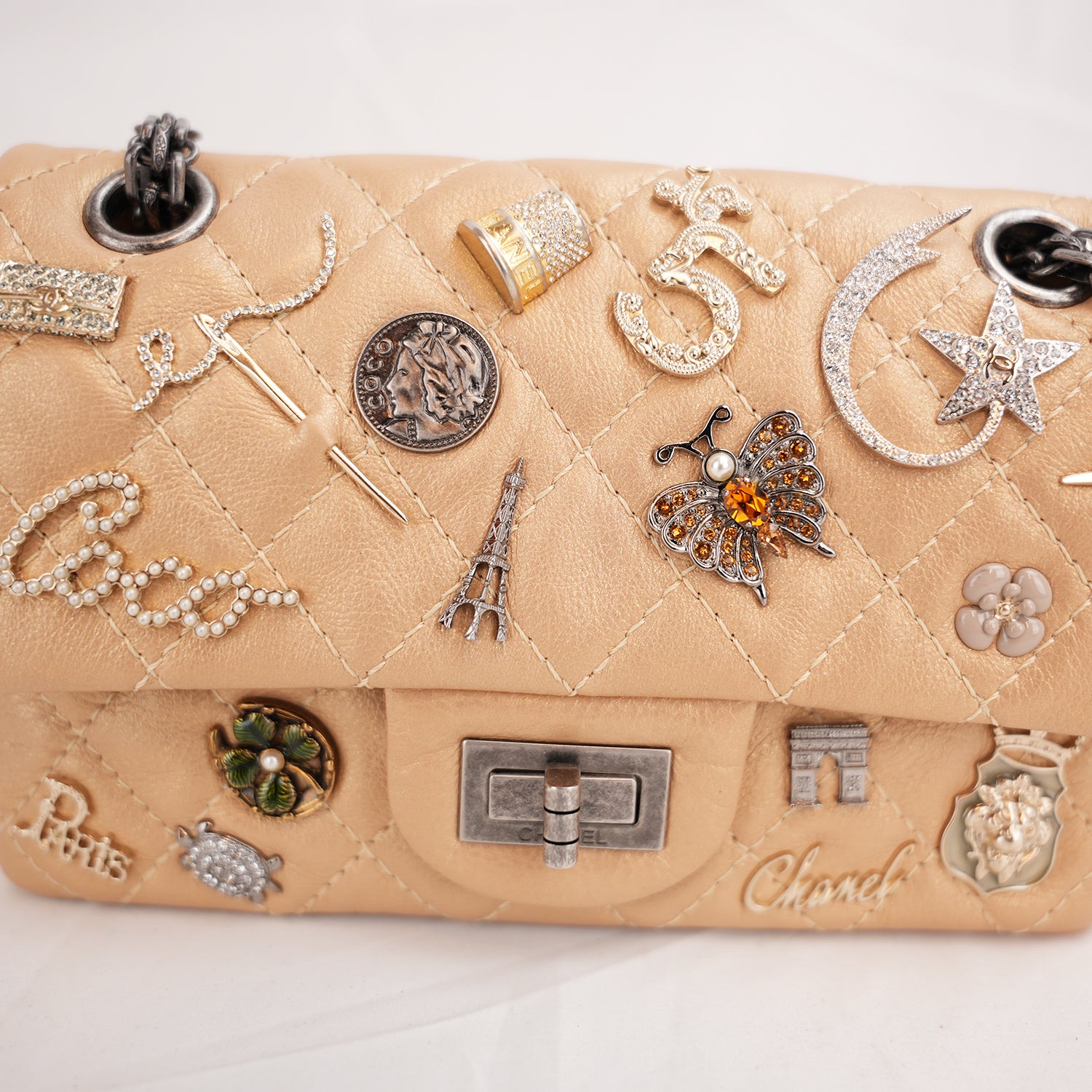 Chanel Reissue Lucky Charms Mini in Pelle di Vitello Beige con Catena e Charm