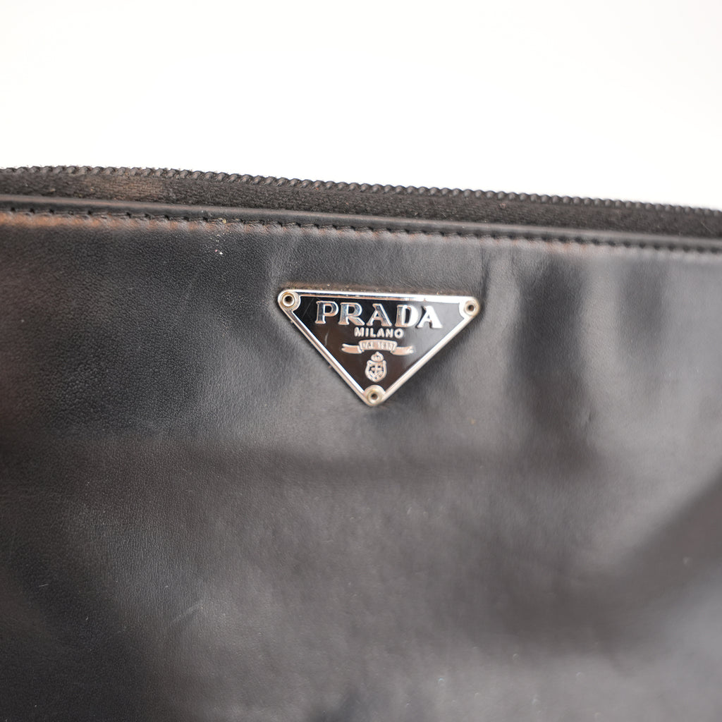 Prada Portafoglio Zip Around in Pelle Nera con Logo Triangolare