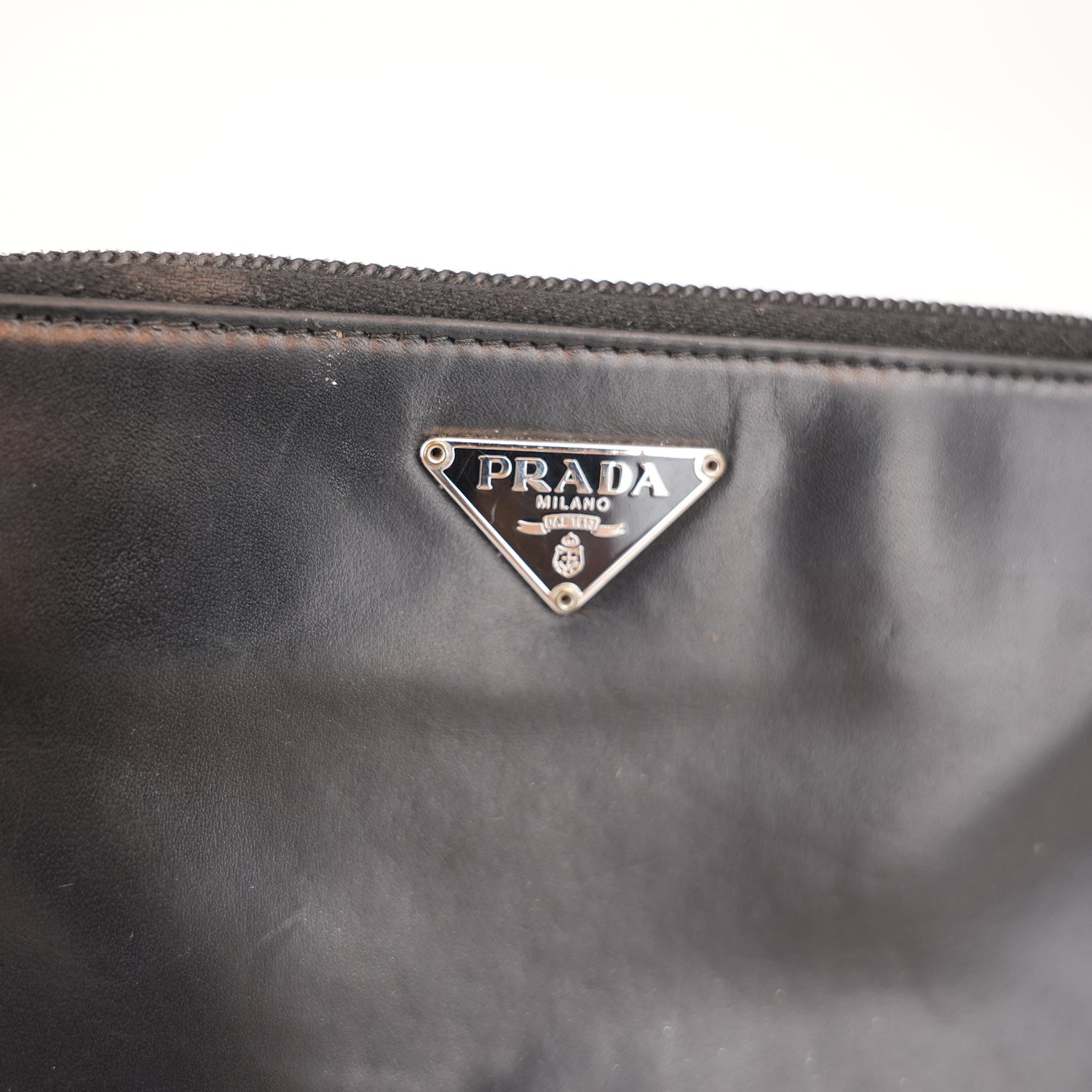 Prada Portafoglio Zip Around in Pelle Nera con Logo Triangolare