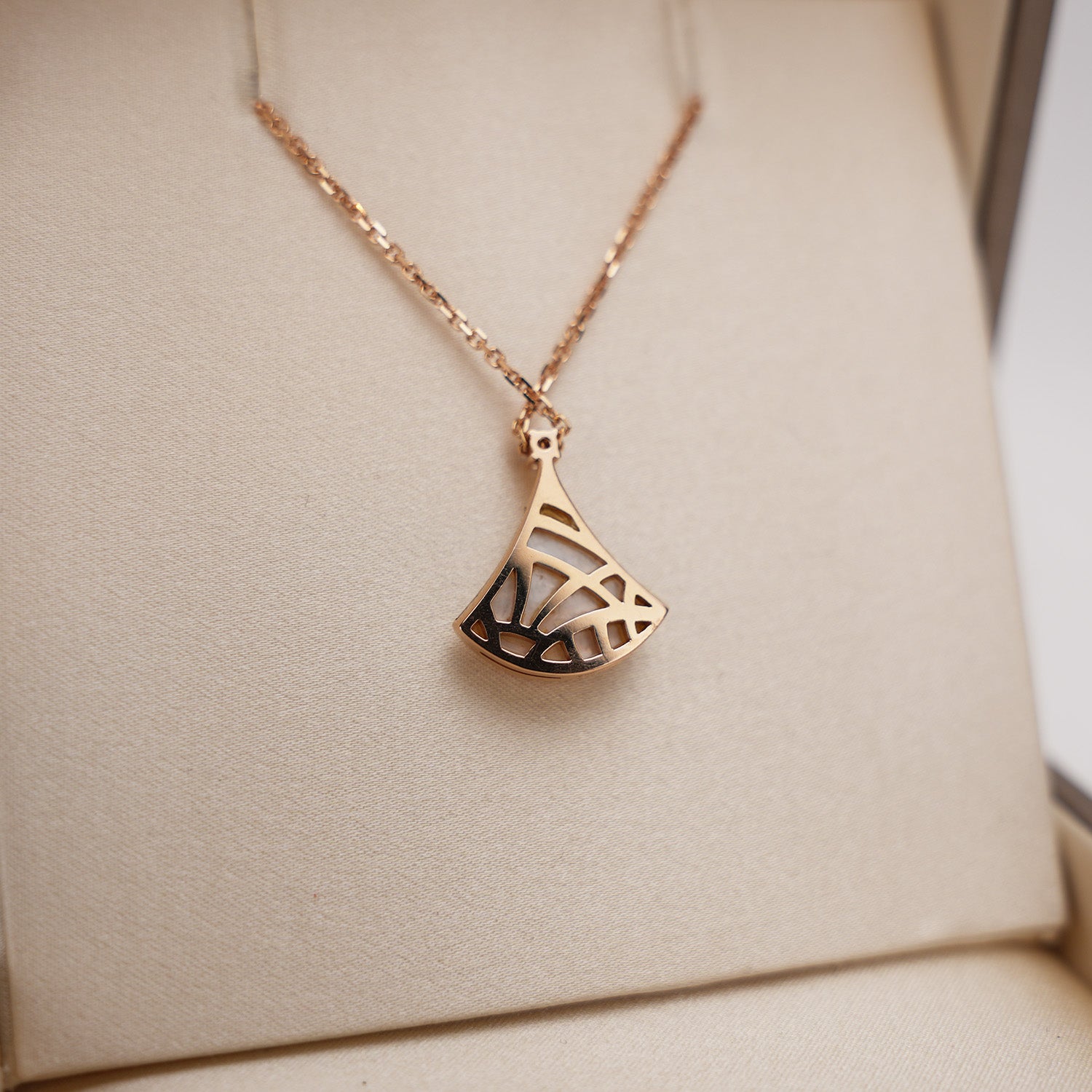 BVLGARI Collana ventaglio oro 18K madreperla – full set