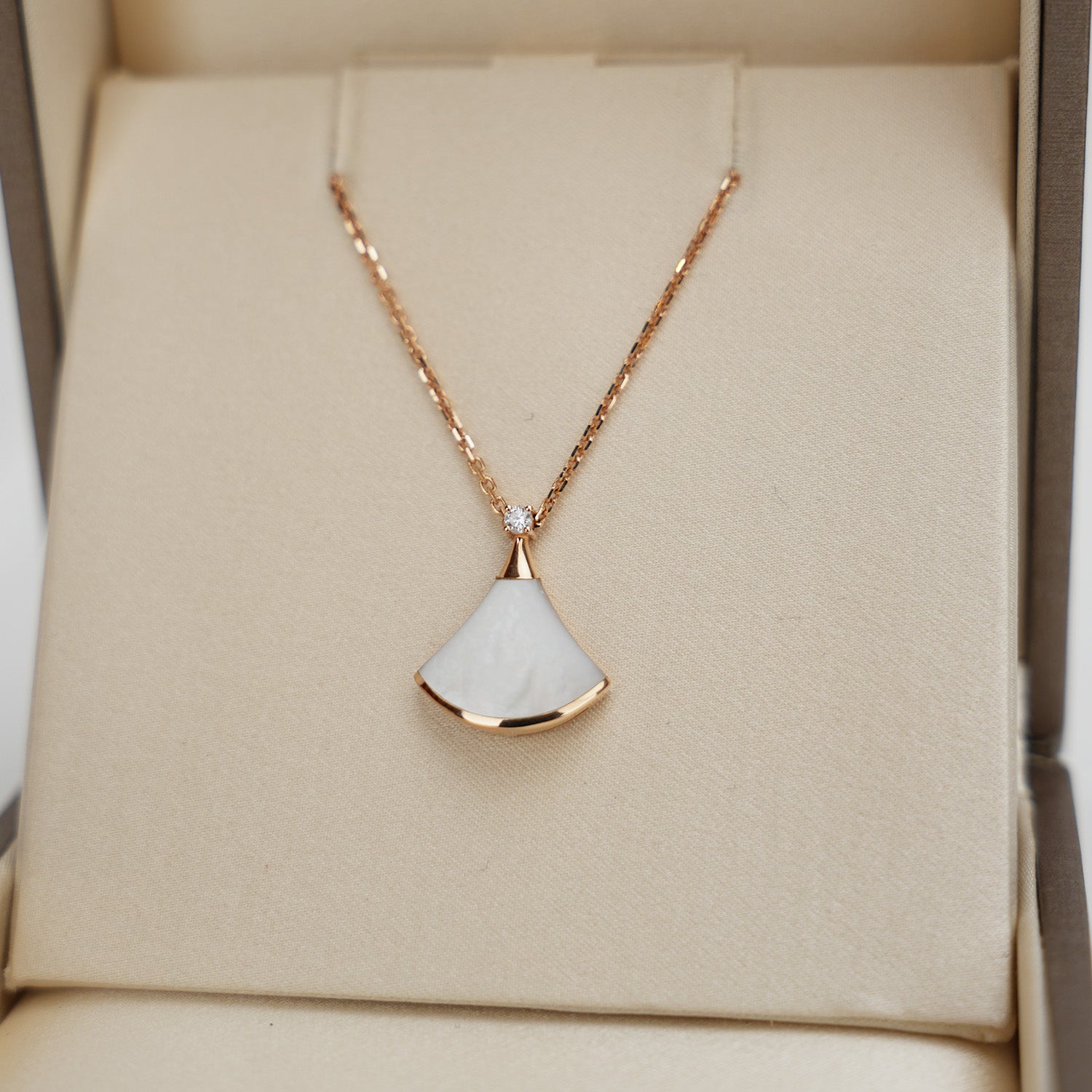 BVLGARI Collana ventaglio oro 18K madreperla – full set