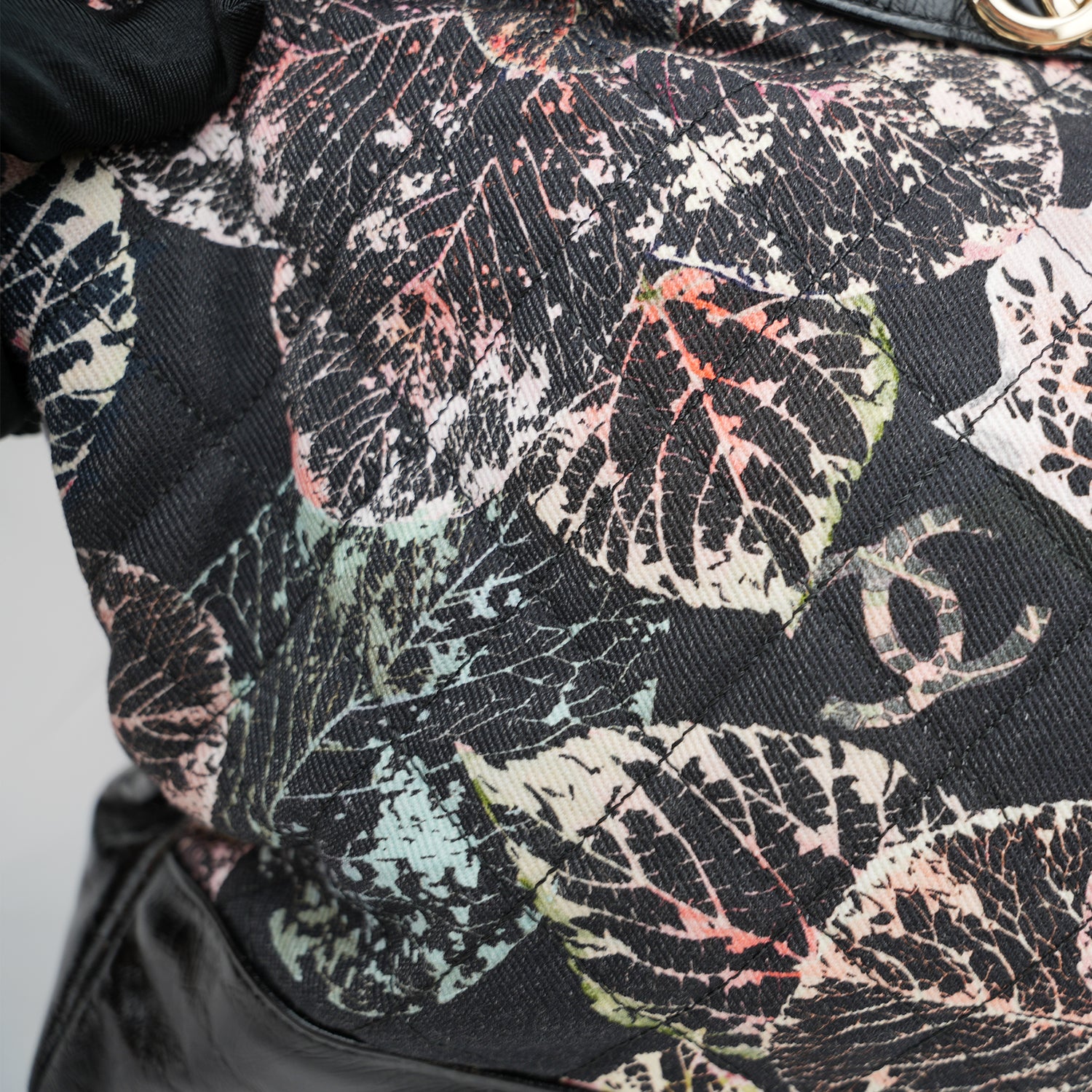 Chanel 31 in tela trapuntata floreale e pelle nera