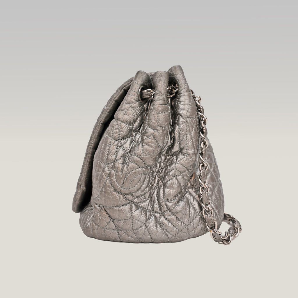 Chanel borsa vintage in pelle trapuntata argento con logo CC