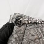 Chanel borsa vintage in pelle trapuntata argento con logo CC