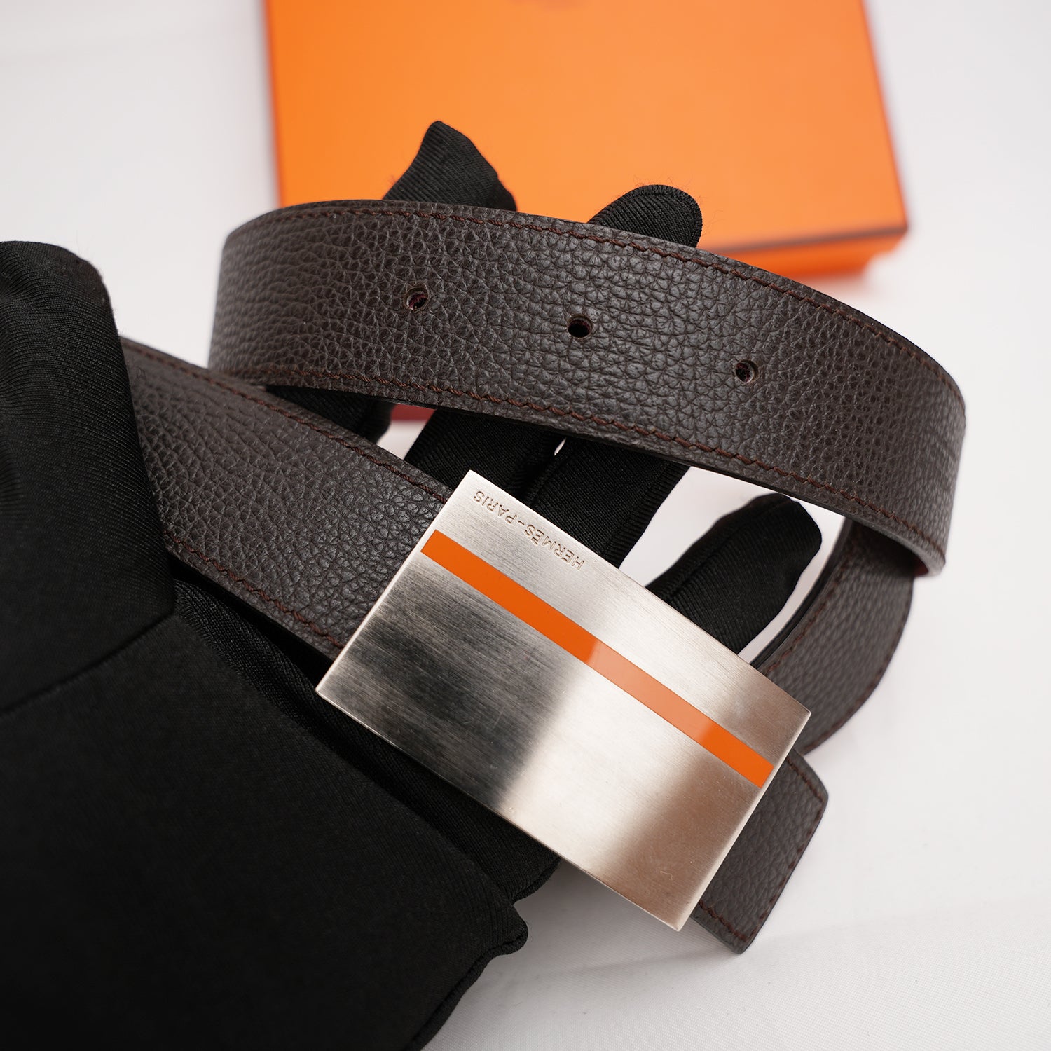 Hermès Cintura in Pelle Marrone con Fibbia in Metallo Argento e Dettaglio Arancione