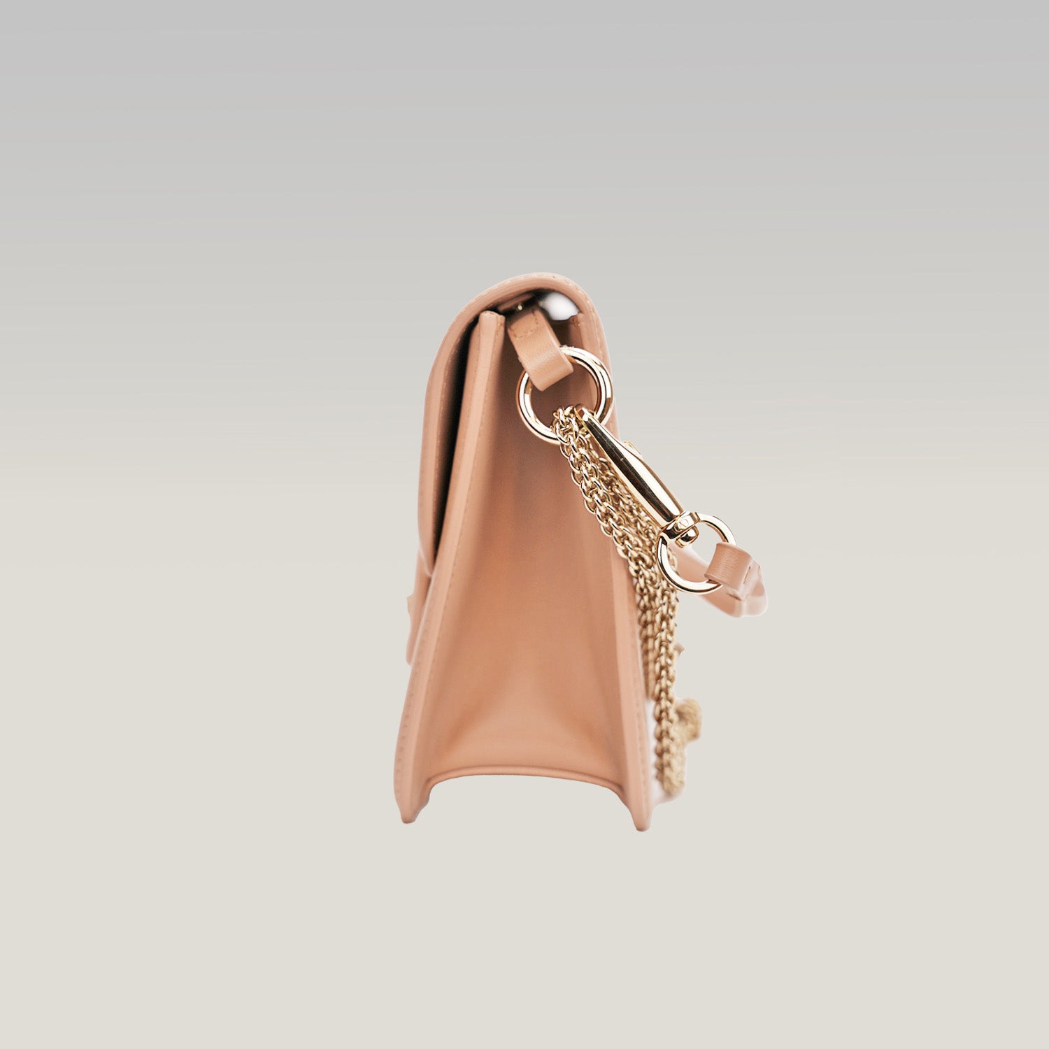 Valentino Loco – clutch in tela rosa nude con logo V gioiello