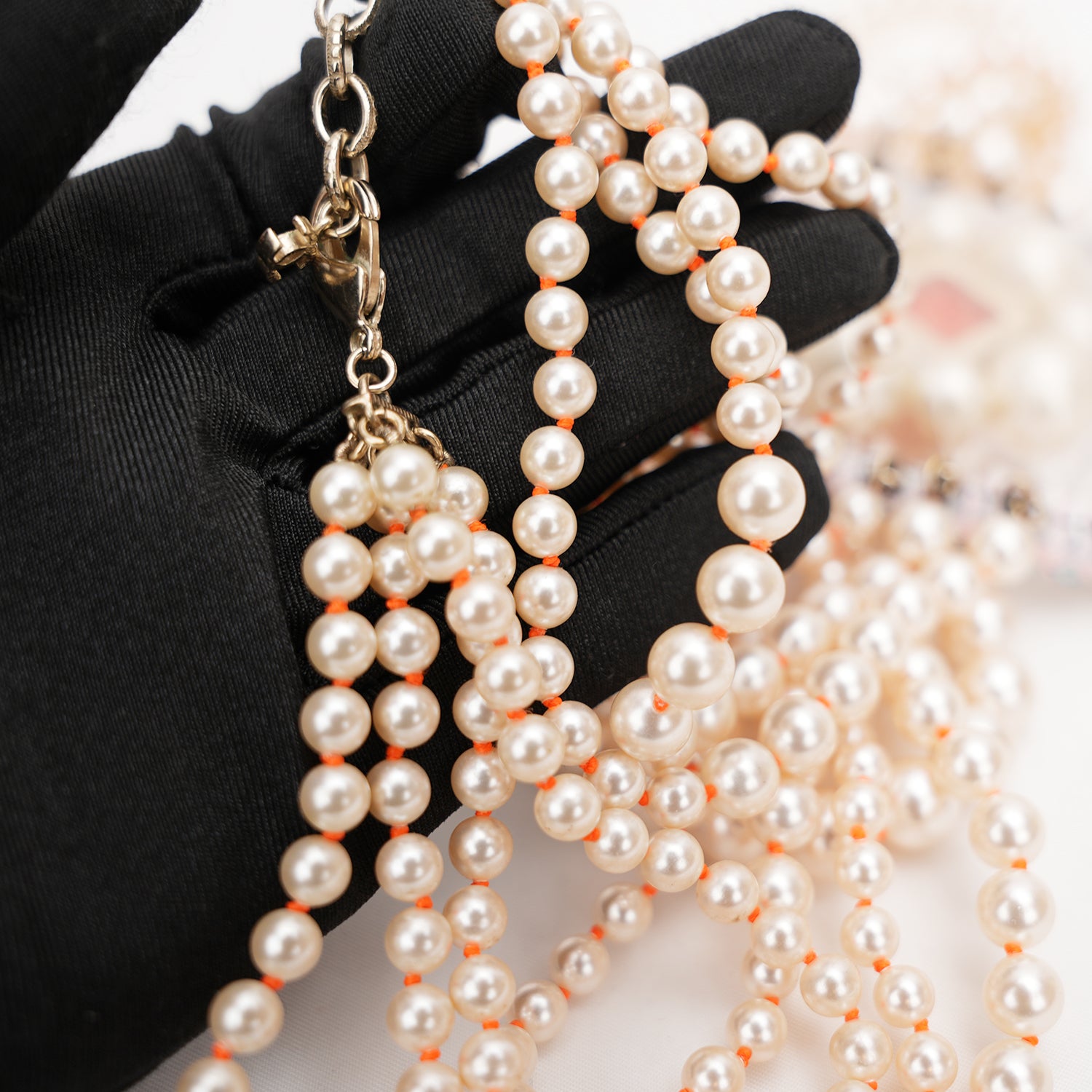 Chanel Collana Multigiro di Perle con Charm Tweed e Dettagli Arancioni