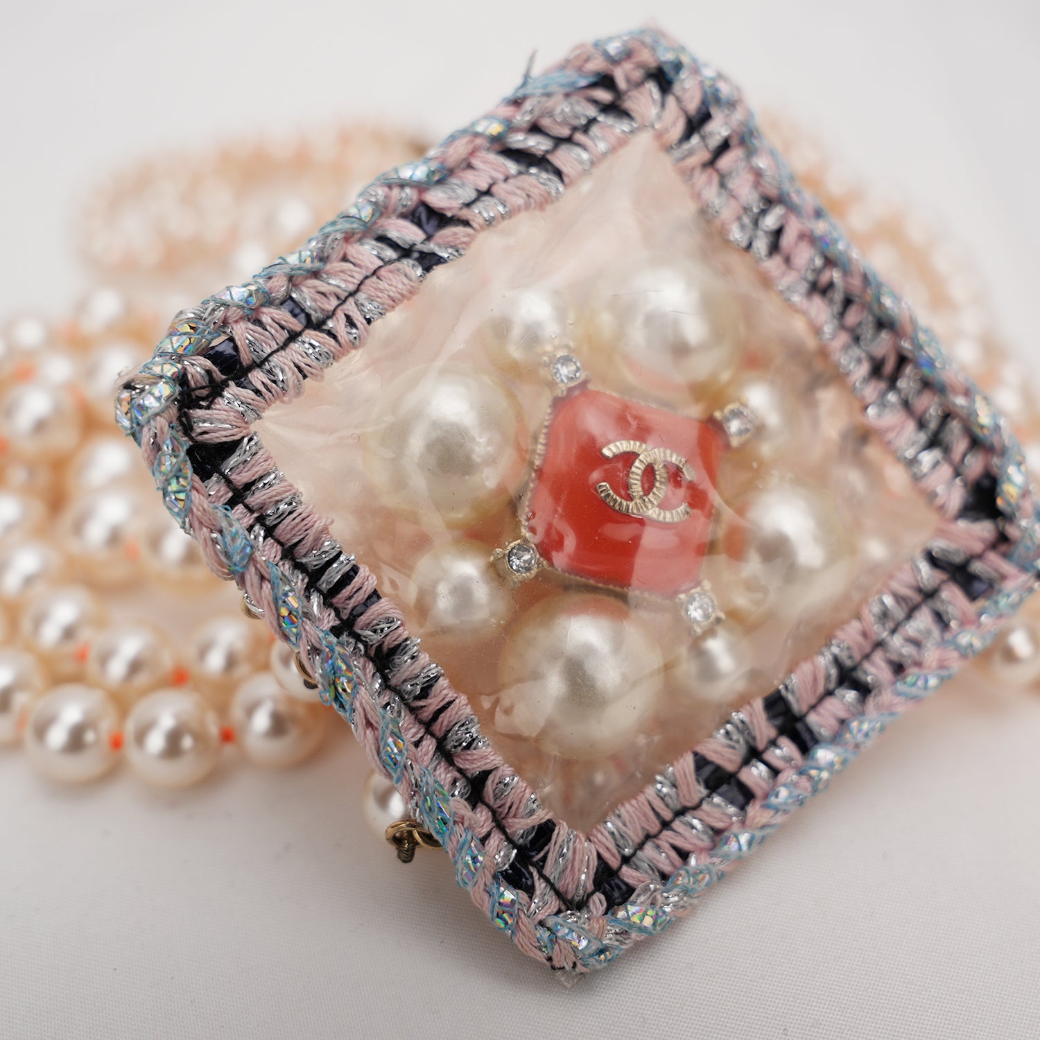 Chanel Collana Multigiro di Perle con Charm Tweed e Dettagli Arancioni