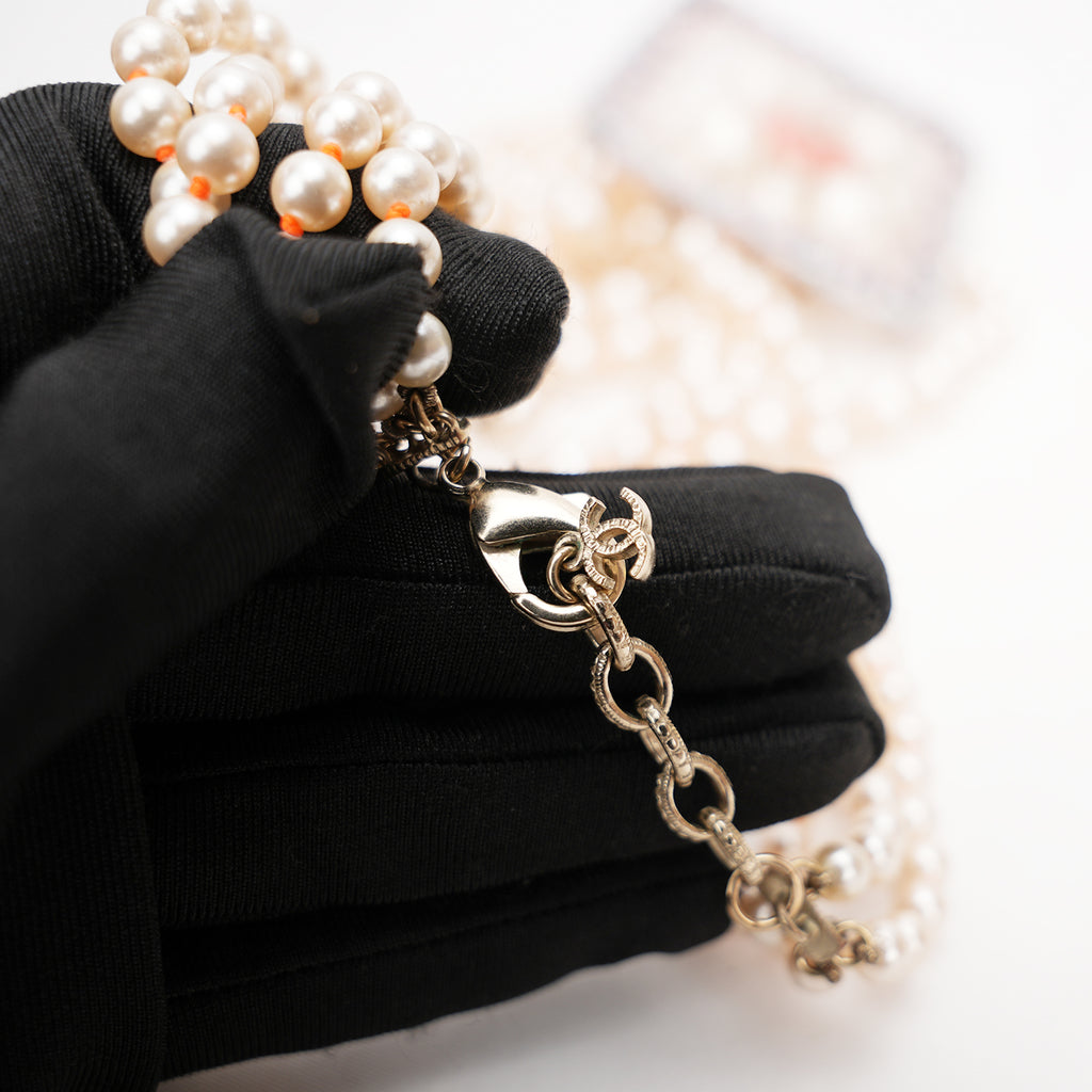 Chanel Collana Multigiro di Perle con Charm Tweed e Dettagli Arancioni